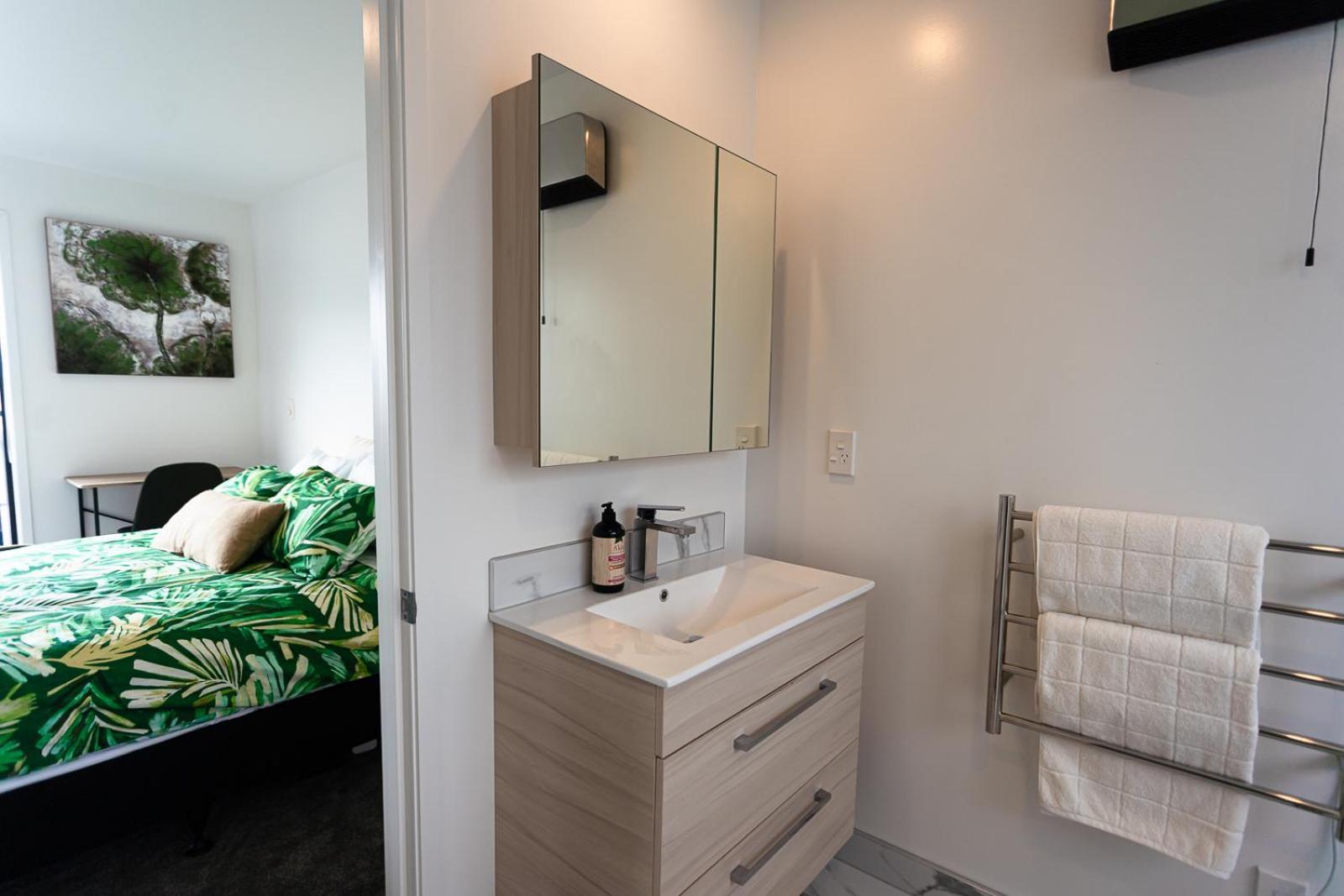 Modern 2 Bedroom Townhouse In Cbd With Parking! Sleeps 5 Christchurch Ngoại thất bức ảnh