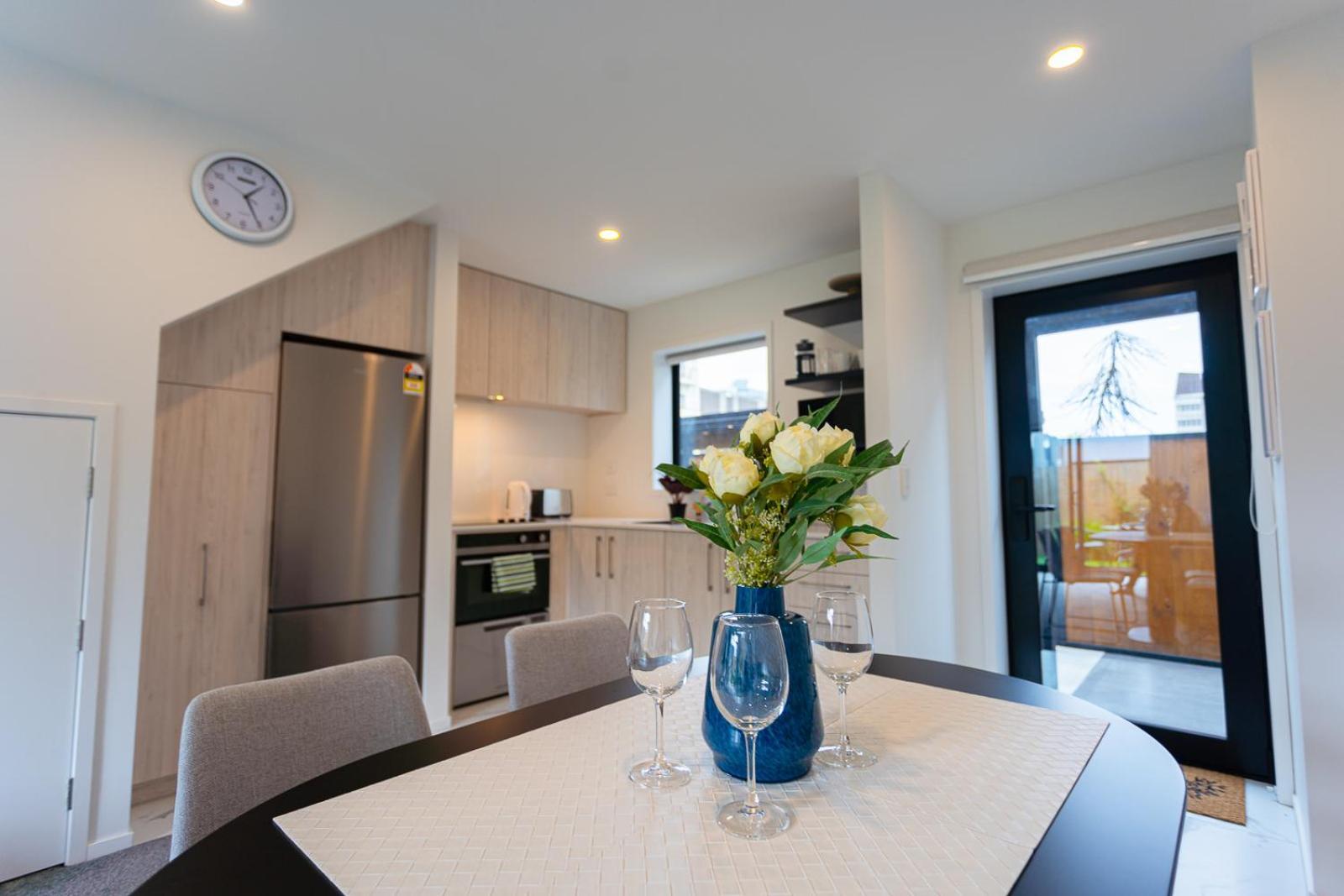 Modern 2 Bedroom Townhouse In Cbd With Parking! Sleeps 5 Christchurch Ngoại thất bức ảnh